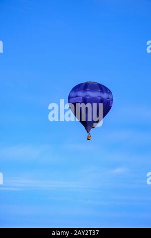 Heißluftballon fliegen in den Himmel Stockfoto