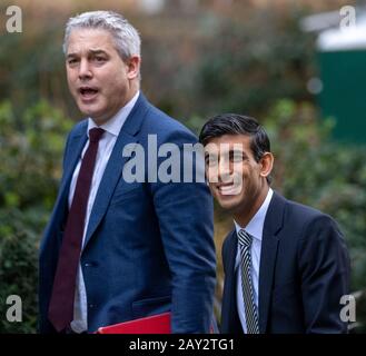 London, Großbritannien. Februar 2020. Stephen Barclay MP PC Chief Secretary to the Treasury (links) und Rishi Sunak MP PC Chancellor of the Exchequer kommen zu einem Kabinettstreffen in 10 Downing Street, London Credit: Ian Davidson/Alamy Live News Stockfoto