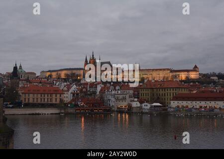 Prag, Tschechien - beleuchtete hradschin - Schloss mit dem Veitsdom Stockfoto