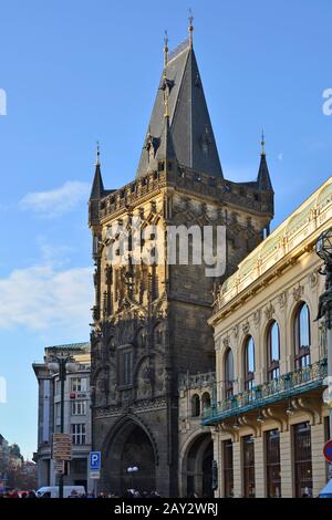 Prag, Tschechien - 3. Dezember 2015: Nicht identifizierte Menschen auf Sightseeing und Pulverturm im Altstadtviertel Stare Mesto Stockfoto