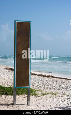 Leere Holztafeln auf braunem Strandgrund Stockfoto