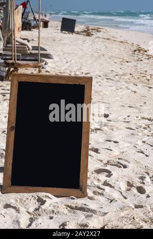 Leere Tafel an einem wunderschönen karibischen Strand in Tulum Mexico. Perfekt für deine Werbeanzeige. Stockfoto