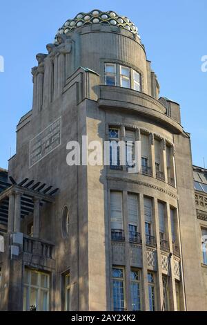 Prag, Tschechien - 3. Dezember 2015: Bau mit Skulpturen auf dem Wenzelsplatz Stockfoto