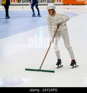 Dordrecht, Niederlande. Februar 2020. Dordrecht, 14-02-2020, Sportboulevard Dordrecht, Kurzbahn, Gleispflege während der ISU-WM-Kurzbahn. Credit: Pro Shots/Alamy Live News Stockfoto