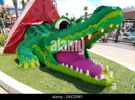 Es ist ein Foto oder ein Krokodil oder Alligator aus lego Block als Dekoration in einem Park oder Garten Oder an anderen öffentlichen Orten Stockfoto