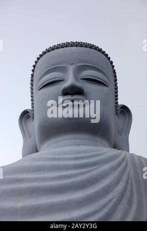 Es ist ein Foto vom Kopf einer Buddha-Statue Das lächelt mit geschlossenen Augen Stockfoto