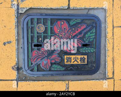 Es ist ein Foto von Ablaufabdeckung oder Mannlochabdeckung auf Der Boden auf der Straße oder auf dem Bürgersteig Stockfoto