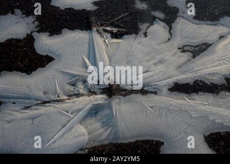 Verschiedene Eisfiguren auf gefrorenem Boden mitten im Winter Stockfoto