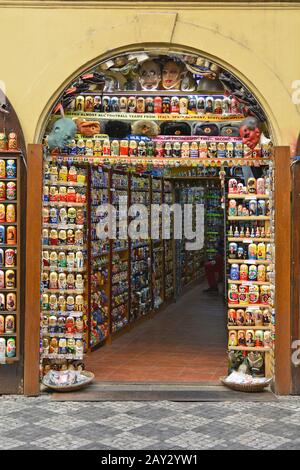 Prag, Tschechien - 3. Dezember 2015: Souvenirladen und Babushkas mit verschiedenen Outlooks Stockfoto