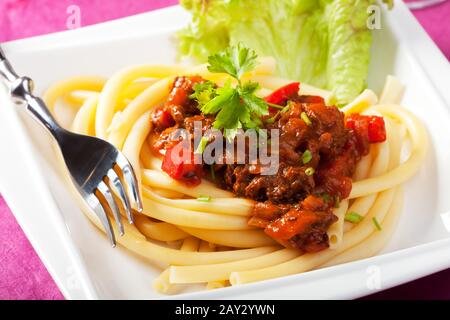 Ungarische Gulasch mit Makkaroni-Nudeln Stockfoto