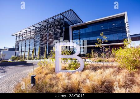 Johannesburg, Südafrika, 11. Juli bis 2019: Büropark mit indigener Landschaft, der sie umgibt. Stockfoto