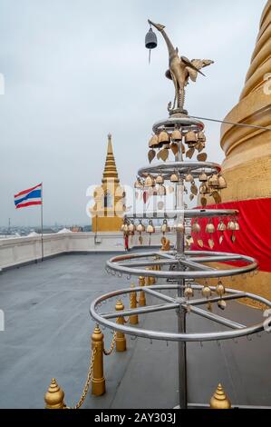 Ein Detail des Tempels Wat Saket oder Golden Mountain, auf dem die thailändische Nationalflaggen fliegen, Bangkok, Thailand Stockfoto