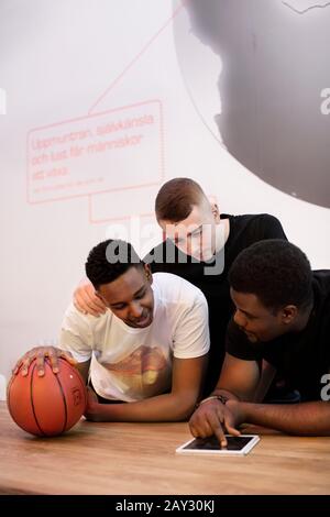 Basketballspieler mit digitalem Tablet Stockfoto
