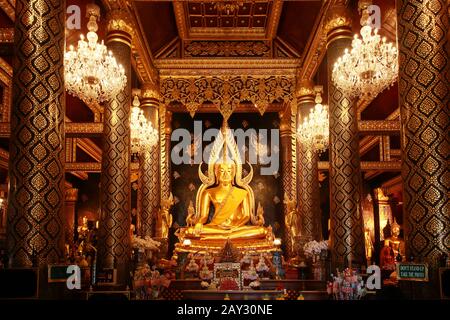 Schöne große goldene buddhastatue namens Phra Phutha Chinnarat im Wat Phra Si Rattana Mahathath Tempel. Ruhiges und friedliches Gesicht der buddha-statue Stockfoto