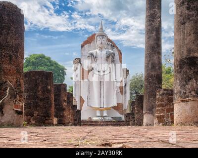 Schöne große buddha-statue steht im Chan Palace, Provinz Phitsanulok, Thailand. Ruhiges und friedliches Gesicht der Anbetung buddha-statue beleuchtet. Buddhis Stockfoto