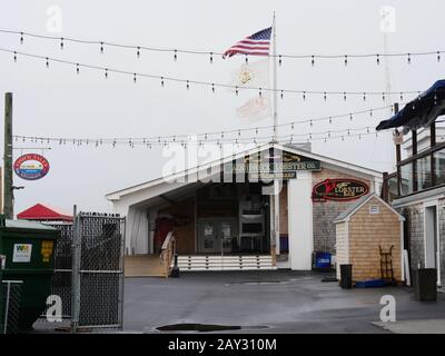 Newport, Rhode Island-September 2017: Bar Aquidneck Lobster Co. Im Wharfgebiet. Stockfoto