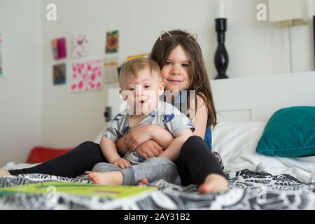 Bruder und Schwester zusammen Stockfoto