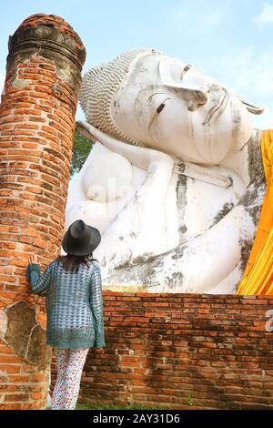 Weiblicher Besucher, Der Von dem Größten Bild Des Sich Zurückneigenden Buddha in Thailand im Tempel Wat Khun Inthapramun in der Provinz Ang Thong Beeindruckt Ist Stockfoto