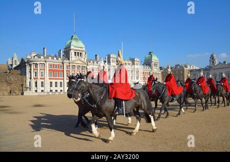 London, England, Großbritannien. 11:00 Uhr täglicher Wachwechsel bei der Parade der Pferdegarde. Rettungswachen (Hauskavalar) Stockfoto