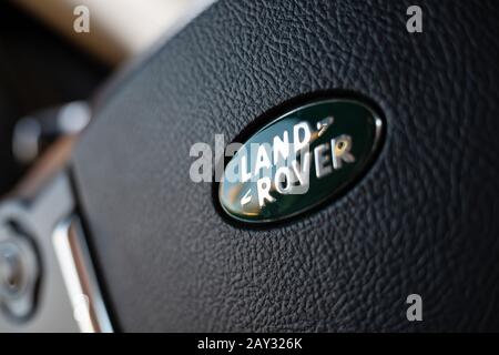 Zürich, Schweiz - 21. November 2019: Land Rover Logo auf dem Lenkrad des Discovery SUV Stockfoto