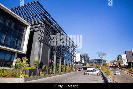 Johannesburg, Südafrika, 11. Juli bis 2019: Bürogebäude der Unternehmenszentrale am sonnigen Tag. Stockfoto