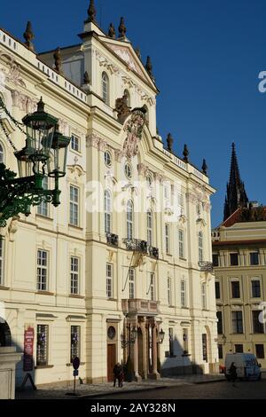 Prag, Tschechien - 3. Dezember 2015: Nicht identifizierte Menschen und Gebäude des Erzstifts Stockfoto