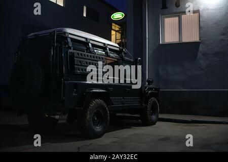 Moskau, Russland - 20. November 2019: Offroad-Monster Land Rover Defender 110 nachts Stockfoto