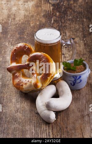 Bayerische Kalbswurst mit Brezel und Bier Stockfoto