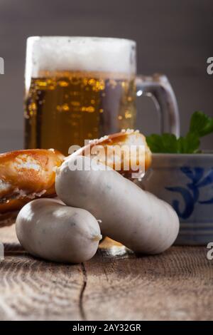 Bayerische Kalbswurst mit Brezel und Bier Stockfoto