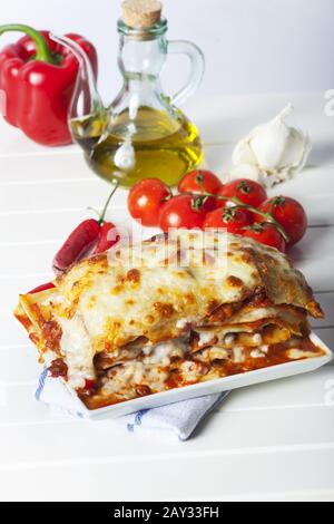 Lasagne auf einem weißen Teller Stockfoto