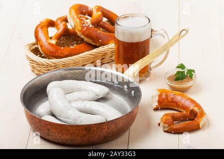 Bayerische Kalbswurst mit Brezel Stockfoto
