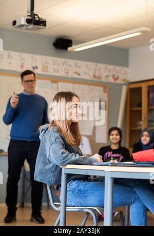 Teenager-Mädchen im Klassenzimmer Stockfoto