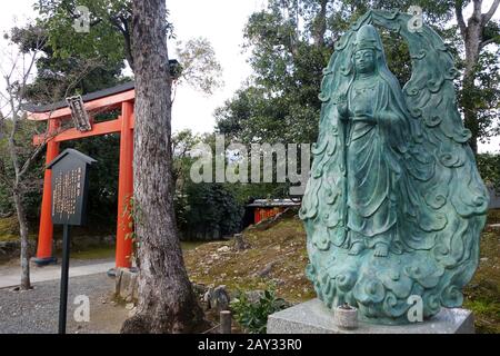 Der Hiun kannon steht vor dem Haupttempel in Tenryu-JI, Kyoto Stockfoto