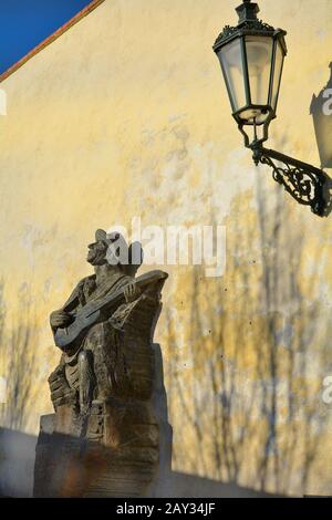 Prag, Tschechien - 3. Dezember 2015: Skulptur mit Musiker und Laterne an der Wand Stockfoto