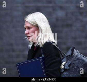 Downing Street, London, Großbritannien. Februar 2020. Amanda Milling, Abgeordnete des Ministers ohne Portfolio, Vorsitzender der Conservative Party, in Downing Street für wöchentliche Kabinettstreffen. Kredit: Malcolm Park/Alamy Live News. Stockfoto