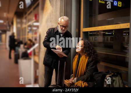 Paar auf dem Bahnsteig Stockfoto