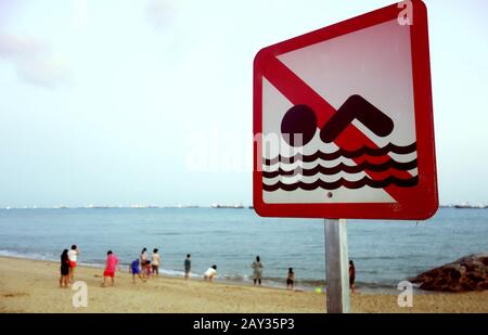 Ein Schild mit keiner Schwimmgefahr Stockfoto