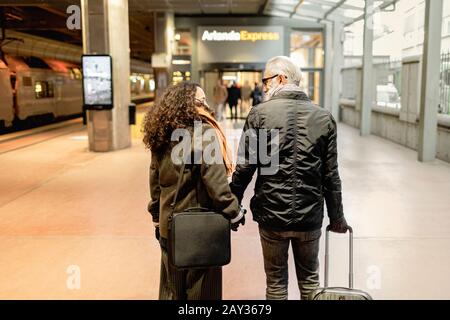 Paar auf dem Bahnsteig Stockfoto