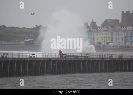 Aberystwyth, Großbritannien. Februar 2020. Ein kalter grauer und winziger Tag an der Westküste von Wales, während der genannte Wintersturm Dennis sich dem Vereinigten Königreich nähert. Eine gelbe Warnung wird ausgegeben, wenn das Wetter über das Wochenende eintreffen wird. Kredit: Mike davies/Alamy Live News Stockfoto