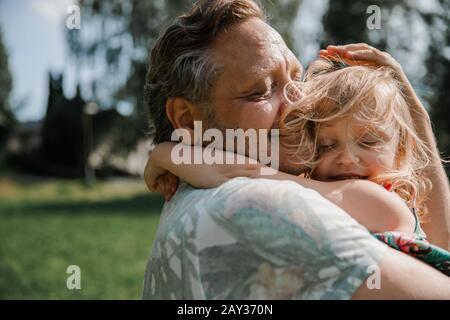 Vater und Tochter umarmt Stockfoto