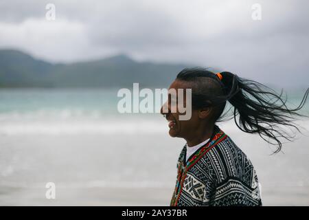 Lachende Frau am Strand Stockfoto