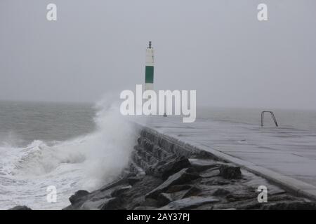 Aberystwyth, Großbritannien. Februar 2020. Ein kalter grauer und winziger Tag an der Westküste von Wales, während der genannte Wintersturm Dennis sich dem Vereinigten Königreich nähert. Eine gelbe Warnung wird ausgegeben, wenn das Wetter über das Wochenende eintreffen wird. Kredit: Mike davies/Alamy Live News Stockfoto