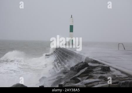 Aberystwyth, Großbritannien. Februar 2020. Ein kalter grauer und winziger Tag an der Westküste von Wales, während der genannte Wintersturm Dennis sich dem Vereinigten Königreich nähert. Eine gelbe Warnung wird ausgegeben, wenn das Wetter über das Wochenende eintreffen wird. Kredit: Mike davies/Alamy Live News Stockfoto