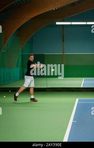 Mann mit dem Tennisspielen Stockfoto