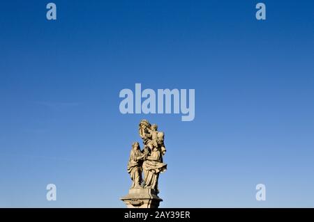 Isolierte Statue mit Tauben in der Karlsbrücke (Prag, Tschechien, Europa) Stockfoto