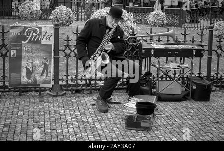 Der Straßenmusiker Vladimir Pinta spielt Saxophon in Prag, Tschechien Stockfoto