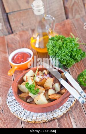 Pommes Frites auf Teller und auf einem Tisch Stockfoto