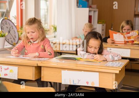 Mädchen im Klassenzimmer Stockfoto