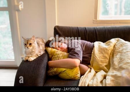 Frau schläft auf sofa Stockfoto