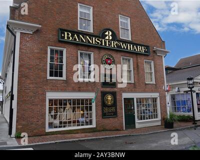 Newport, Rhode Island-September 2017: Bannister's Wharf Storefront im Newport Harbour. Stockfoto